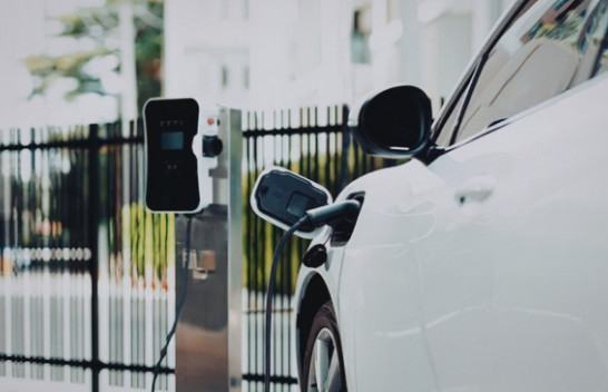 Automjetet elektrike kalojnë pikën e kthesës, duke shkëputur lidhjen me çmimet e naftës