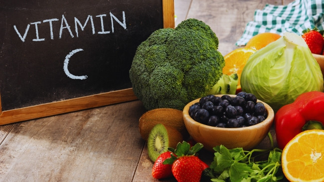 Vitamina C: Çfarë bën vërtet në trup dhe çfarë është thjesht një mit