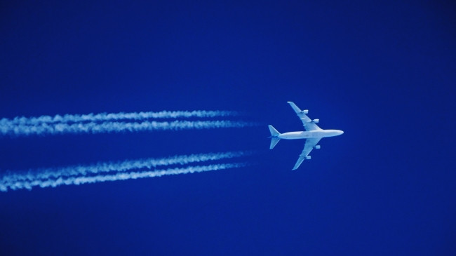 Ja çfarë dimë për koston klimatike të gjurmëve të bardha që lënë në qiell aeroplanët