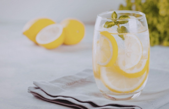 Uji me limon nuk është një mrekulli, por mund të ketë përfitime të vërteta për trupin
