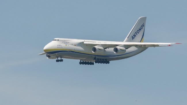 Gjiganti i qiellit zbret në Prishtinë: Antonov An-124 ‘Ruslan’ në pistën e ‘Adem Jasharit
