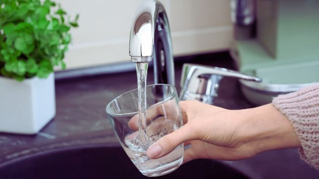Ku në Evropë pihet uji më i pastër nga rubineti dhe ku mbetet problem?