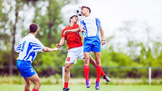 Goditjet me kokë në futboll mund të shkaktojnë dëmtime në tru para çdo reagimi të dukshëm fizik