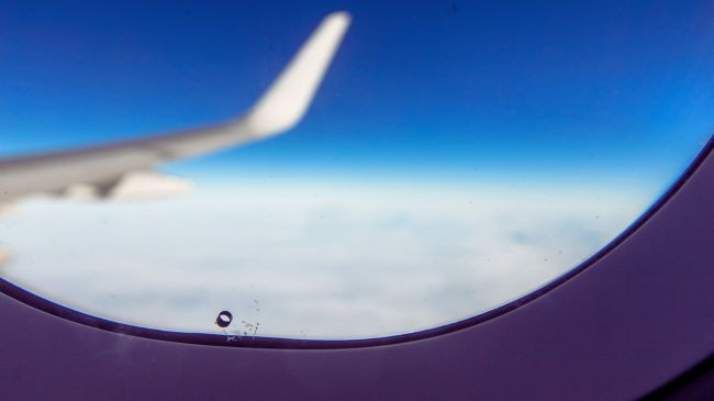 Ato vrima të vogla në dritaret e aeroplanit kanë një qëllim të rëndësishëm
