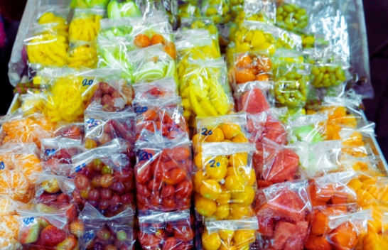 FAO paralajmëron për rreziqet shëndetësore nga plastika e ricikluar në paketimin e ushqimit