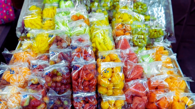 FAO paralajmëron për rreziqet shëndetësore nga plastika e ricikluar në paketimin e ushqimit