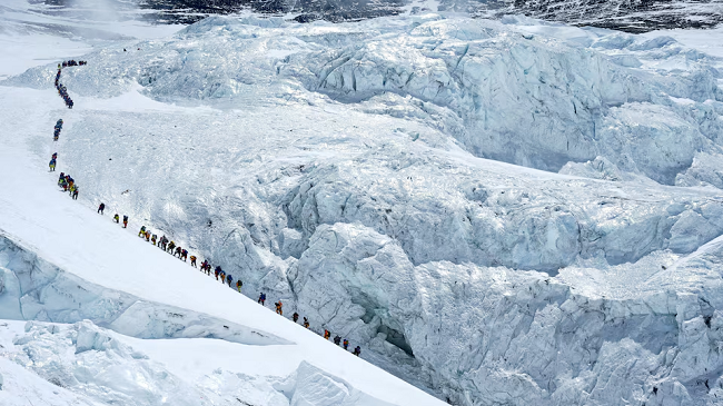 Rekord në Everest: 274 alpinistë u ngjitën në majë brenda një dite