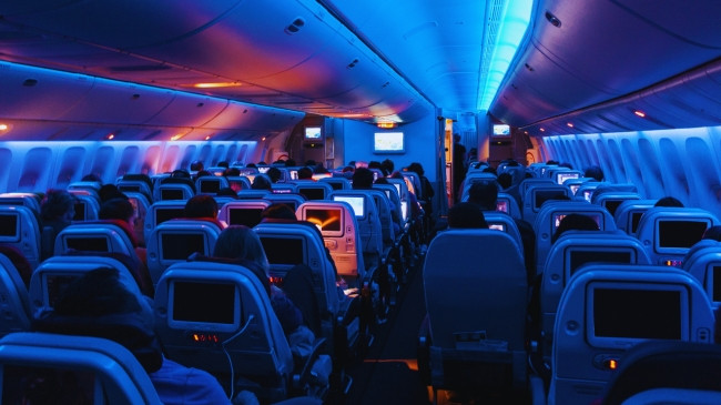 Pse aeroplanët i zbehin dritat e kabinës gjatë ngritjes dhe pak para uljes?