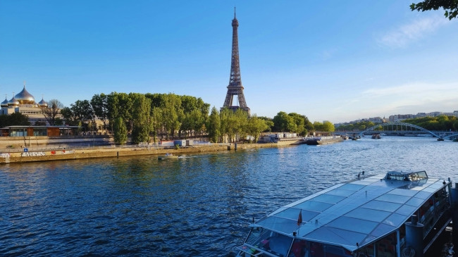 Parisi fton qytetarët të freskohen në kanal gjatë valës së të nxehtit 40 gradë Celsius