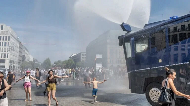 Gjermanët po "digjen" në temperatura rekord: policia doli në rrugë dhe i lagu njerëzit me ujë