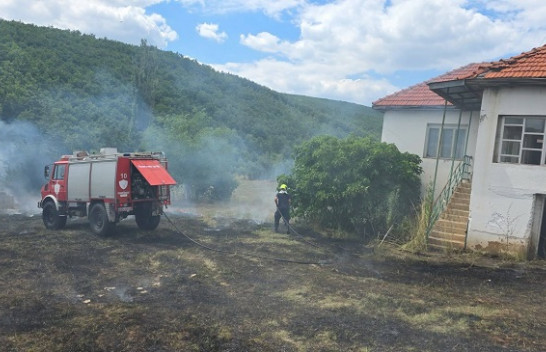 Zjarr në Ballancë të Vitisë, flakët rrezikojnë shtëpitë