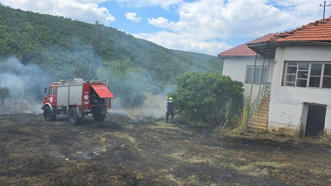 Zjarr në Ballancë të Vitisë, flakët rrezikojnë shtëpitë