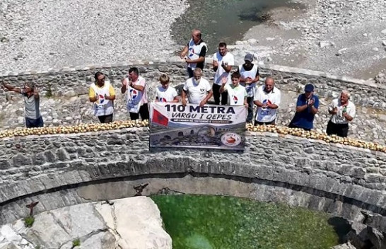 Fermeri nga Postriba "thur" vargun 110 metra me qepë, e shtrin mbi Urën e Mesit