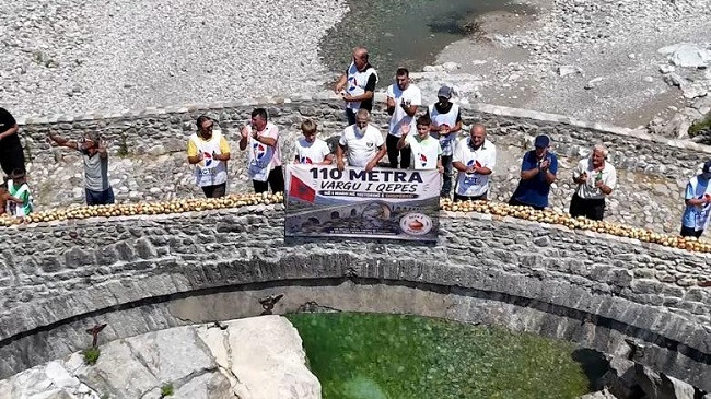 Fermeri nga Postriba "thur" vargun 110 metra me qepë, e shtrin mbi Urën e Mesit