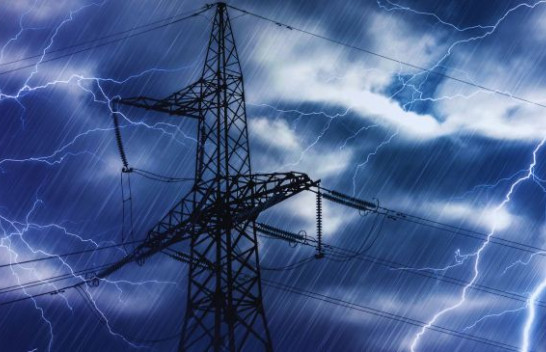 KEDS paralajmëron: Erërat e forta dhe breshri mund të shkaktojnë ndërprerje të energjisë elektrike