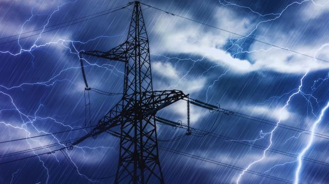 KEDS paralajmëron: Erërat e forta dhe breshri mund të shkaktojnë ndërprerje të energjisë elektrike