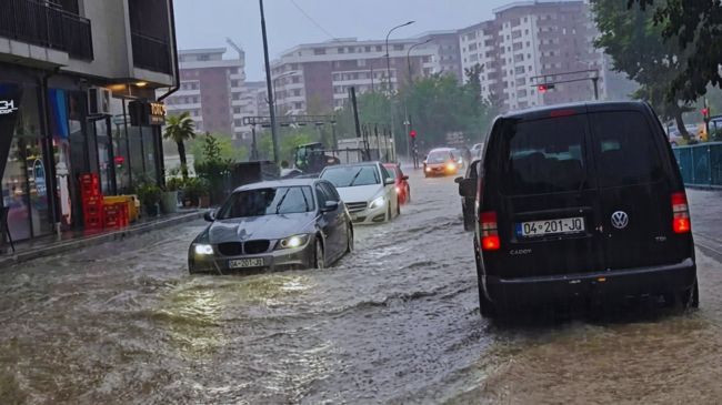 Rrebeshet e shiut sjellin probleme në Prizren, disa zona përfshihen nga uji