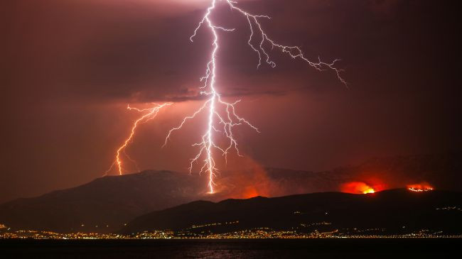 Franca regjistron për herë të parë një stuhi të krijuar nga zjarret pyjore