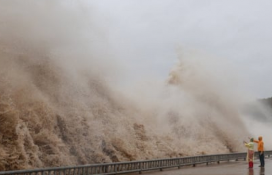Tajfuni përmbys kamionin në Kinë: Më shumë se një milion njerëz evakuohen, erërat fryjnë me shpejtësi 150 km/orë