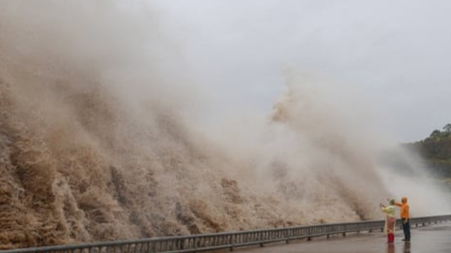 Tajfuni përmbys kamionin në Kinë: Më shumë se një milion njerëz evakuohen, erërat fryjnë me shpejtësi 150 km/orë