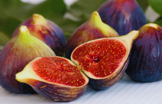 Fiku, fruti i sezonit që sjell shije dhe vlera ushqyese