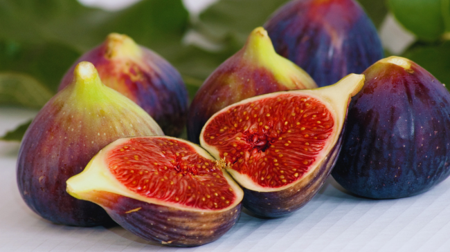 Fiku, fruti i sezonit që sjell shije dhe vlera ushqyese