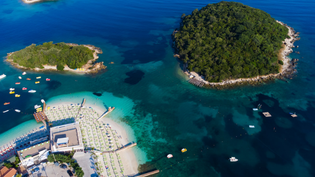 Plazhi shqiptar që po mahnit turistët, Ksamili shpallet destinacioni bregdetar më i mirë në Evropë